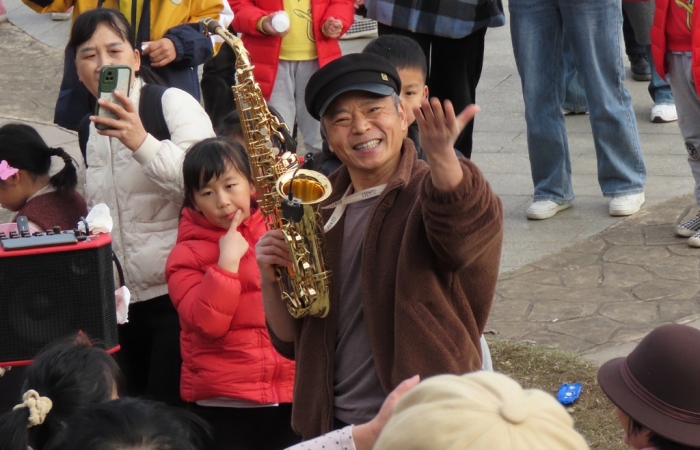暖冬公园里人们自娱自乐