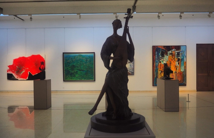《河北工艺美术职业学院建校60周年回顾展》下